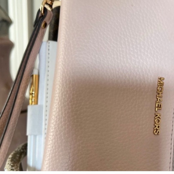 Michael Kors Light Pink Wallet Sleek Minimalist Design pebbled leather - Picture 4 of 6